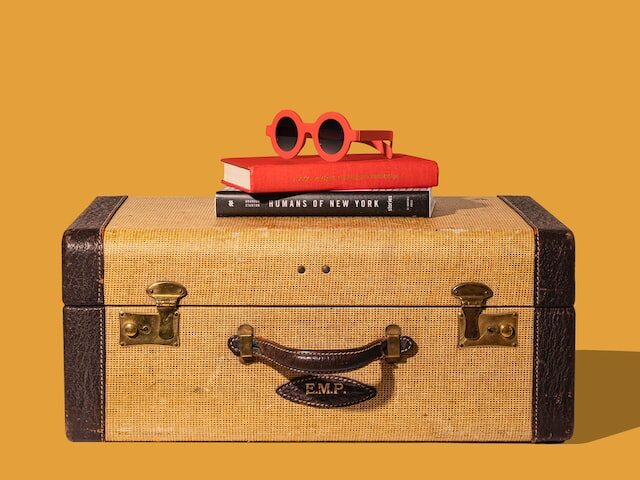 スーツケースと本とサングラス