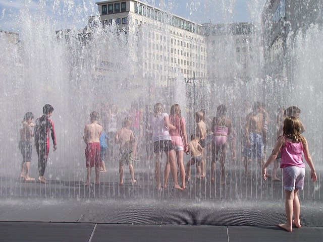 噴水で遊ぶ子供達