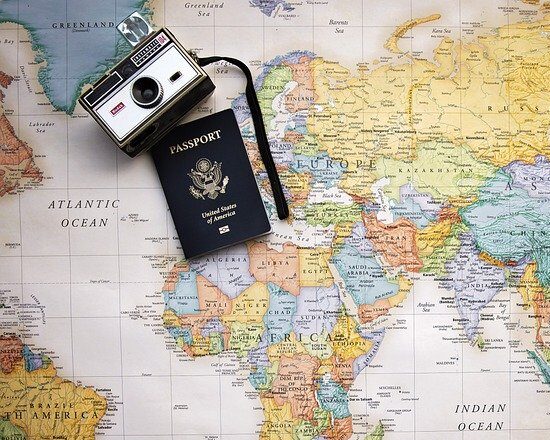 パスポート・カメラと世界地図