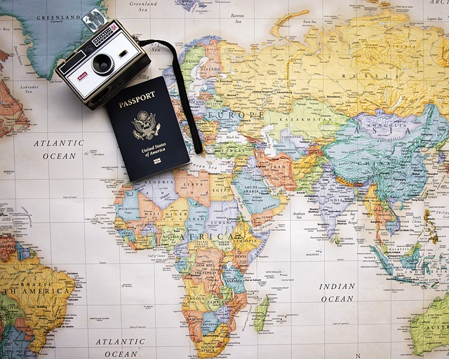パスポート、カメラ、世界地図