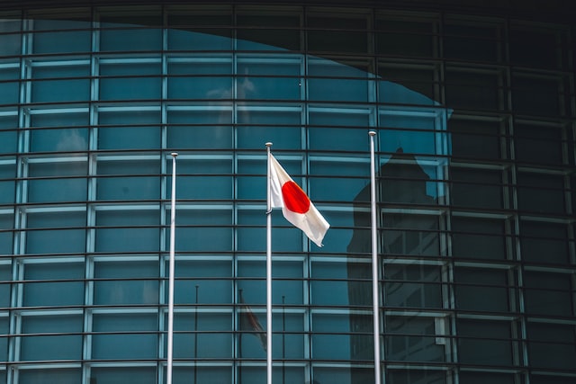 日本国旗とオフィスビル